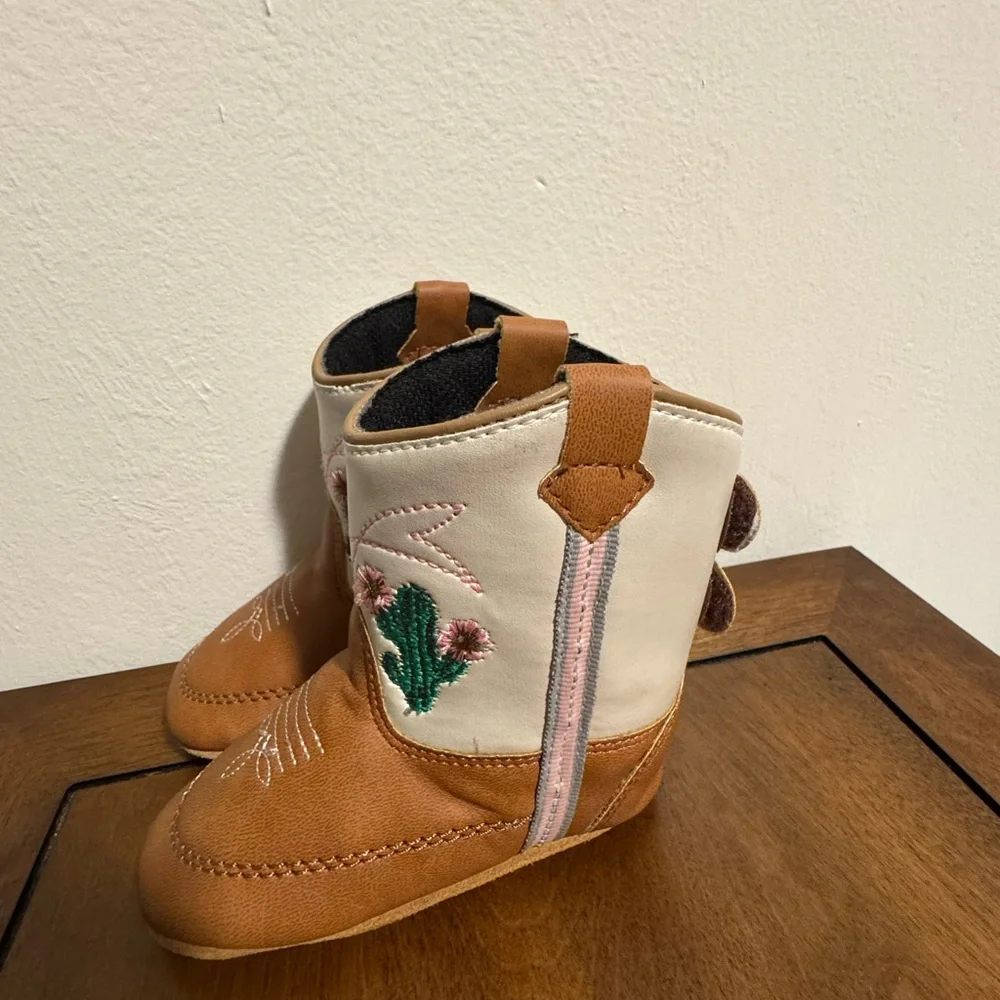 Kids' Tan and White Cactus Boots/size 4 baby